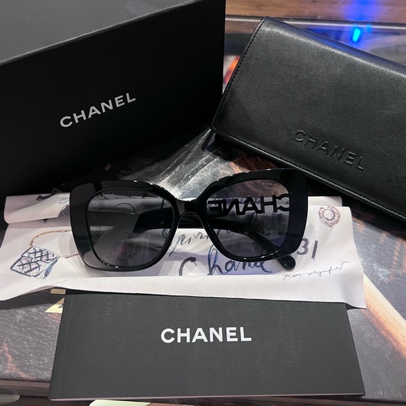 SOLD - 🕶️ CHANEL CH5422B Black Logo Sunglasses - Picture 10 of 10